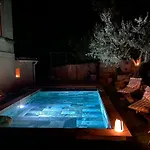 Maison Uzes Piscine Plein Sud Avec Superbe Vue 别墅